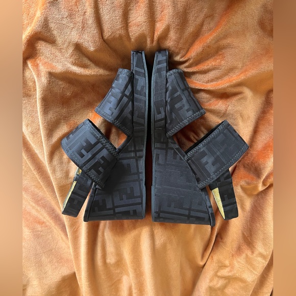 Vintage Fendi Scarpe Tonal Black Zucca Print Wedge Platform Sandals 38-39fr 8US - Picture 2 of 10